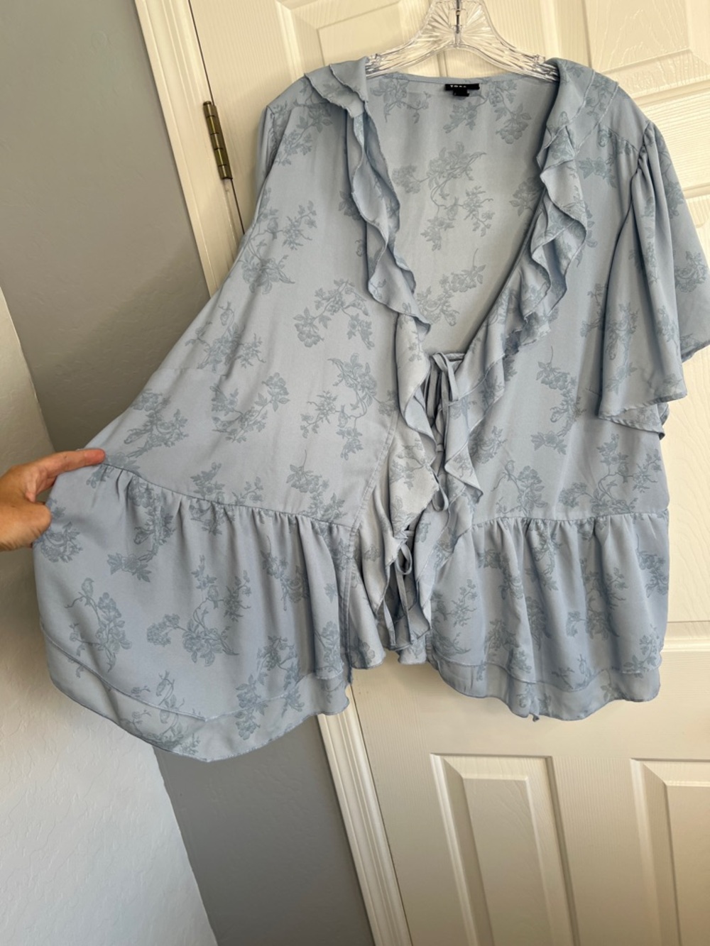 Torrid blue toile ruffle blouse with ties size 4X - Picture 8 of 11